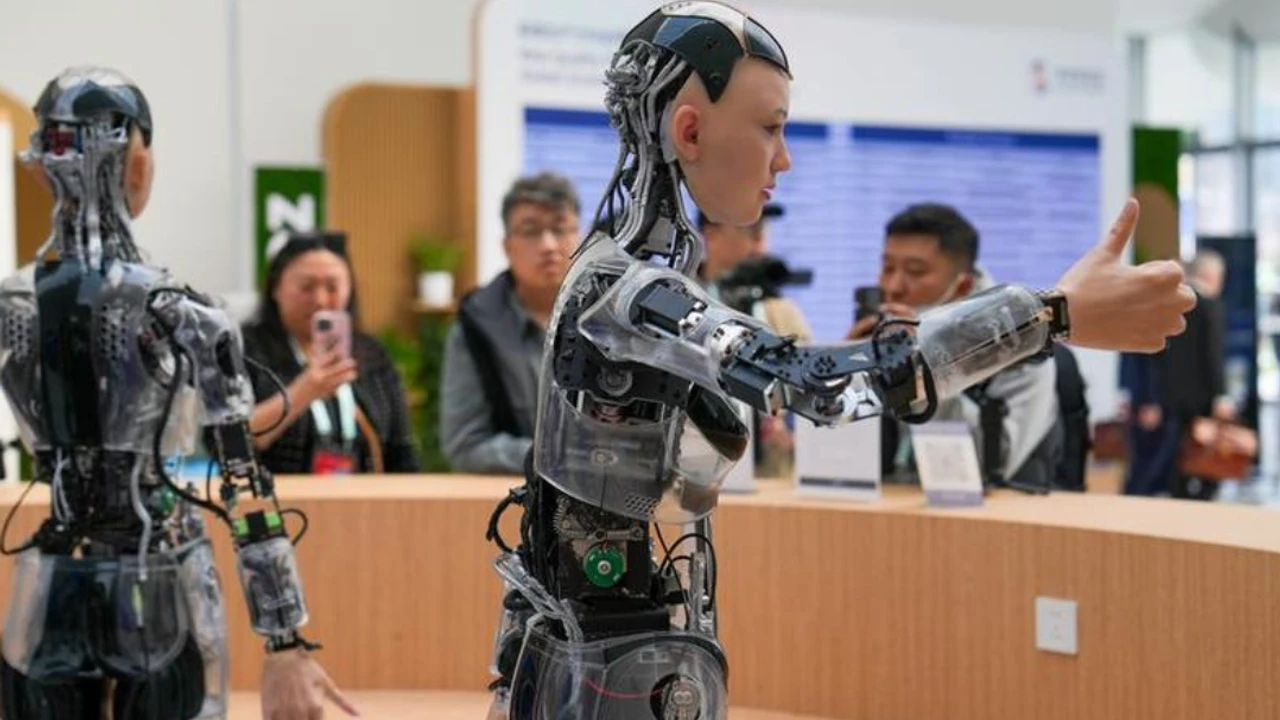 Kiinassa on jo työntekijöitä, jotka kouluttavat ihmisen kaltaisia robotteja vanhalla, hyväksi todetulla tavalla: toistamalla tehtäviä, kunnes ne kyllästyvät.