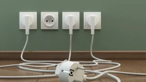 Sähköasentaja: ”Kymmenen vuotta sitten pistorasian asennus kotiin maksoi 30 euroa; nyt hinta on vähintään 50 euroa.”