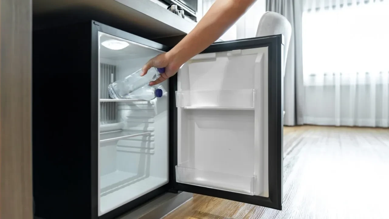 Kuinka kauan muuton tai remontin jälkeen jääkaappi voi olla kytkettynä pistorasiaan ja miksi?