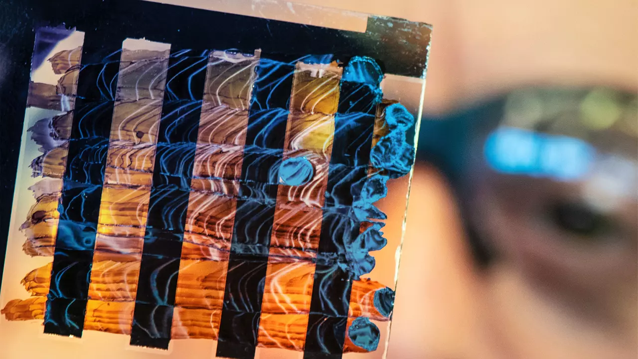 Manchesterin tutkijat ovat kehittäneet perovskite-aurinkokennoja, jotka uuden molekyylipinnoitteen ansiosta säilyttävät 95 % energiatehokkuudestaan 1100 tunnin käytön jälkeen 85 °C:n lämpötilassa.