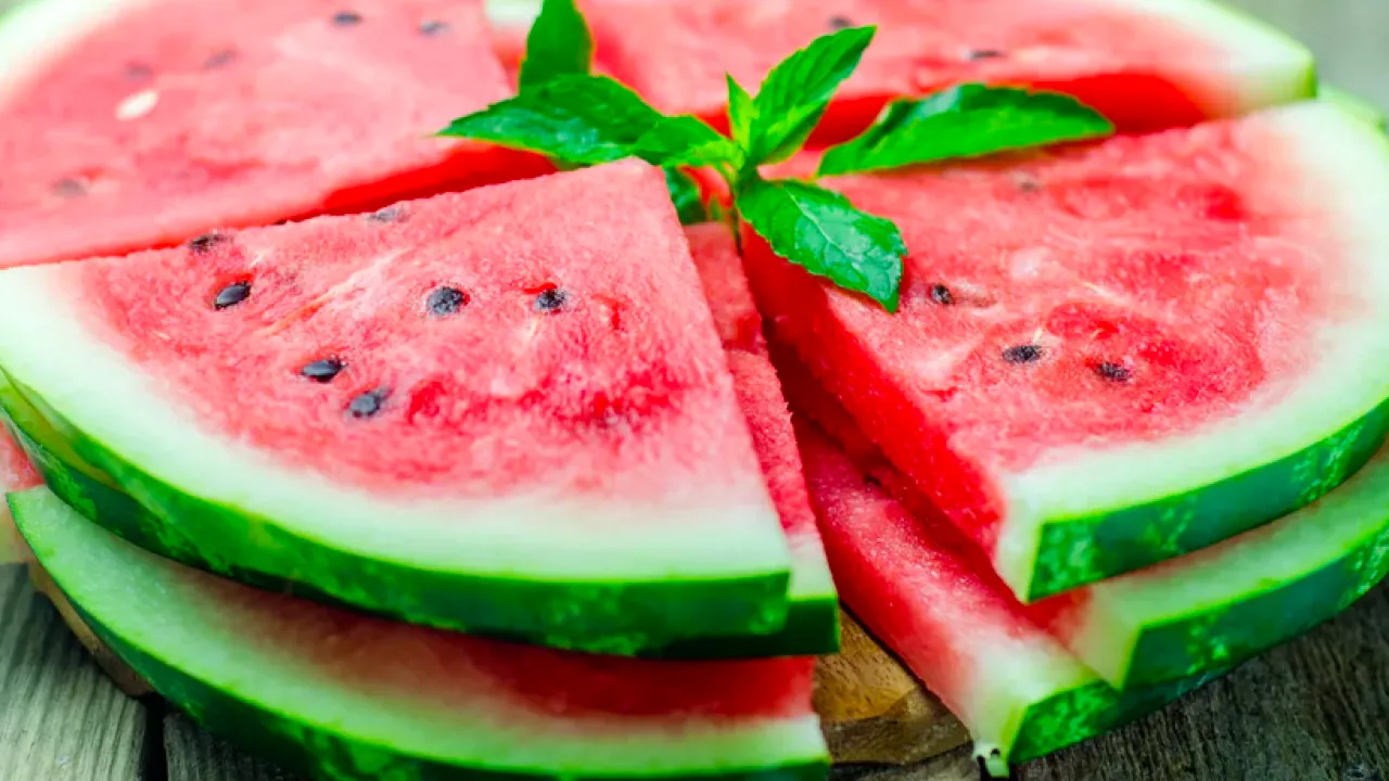 Vesimeloni on luonnollinen liittolainen ylipainon torjunnassa ja ruoansulatuksen parantamisessa.