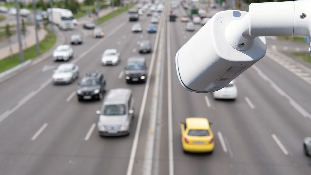 Kuinka välttää odottamattomat sakot: vaiheet nopeusvalvontakameroiden aktivoimiseksi Google Mapsissa.