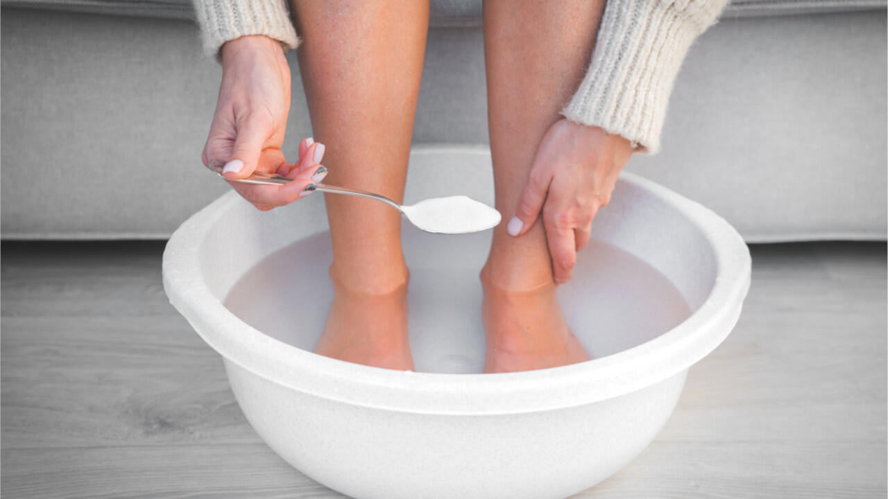 Jalkojen pesu neutraalilla saippualla ja suolalla: miksi se on tarpeen ja milloin se tulisi tehdä.