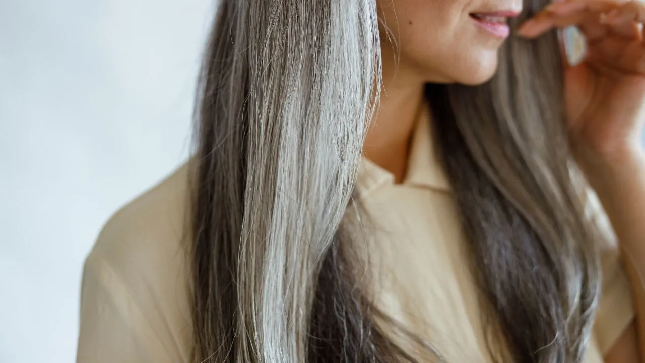 Sano hyvästit harmaille hiuksille: kotona valmistettava väri, joka ei sisällä väriaineita tai kemikaaleja ja joka peittää kaikki harmaat hiukset yhdessä yössä.
