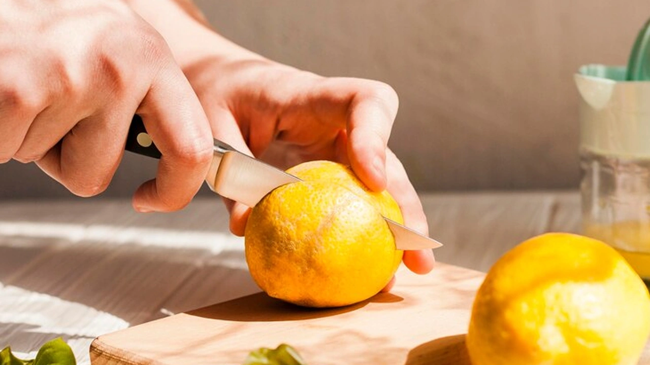 Sitruunankuoren keittäminen keittiössä: miksi se on suositeltavaa ja miten sitä käytetään.
