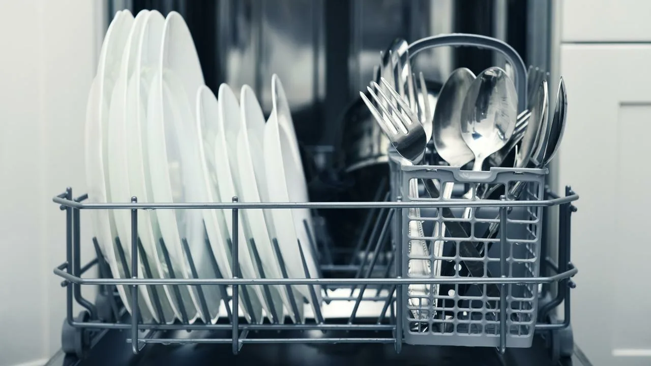 Kuinka saada ruokailuvälineet kiiltämään astianpesukoneessa: varma temppu alumiinifoliolla.