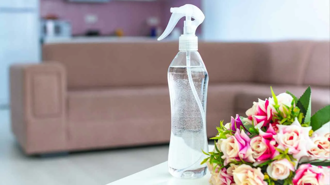 Jotta kotisi tuoksisi kuin viiden tähden hotelli, voit valmistaa tämän kotitekoisen ilmanraikastimen eteeristen öljyjen ja vodkan avulla.