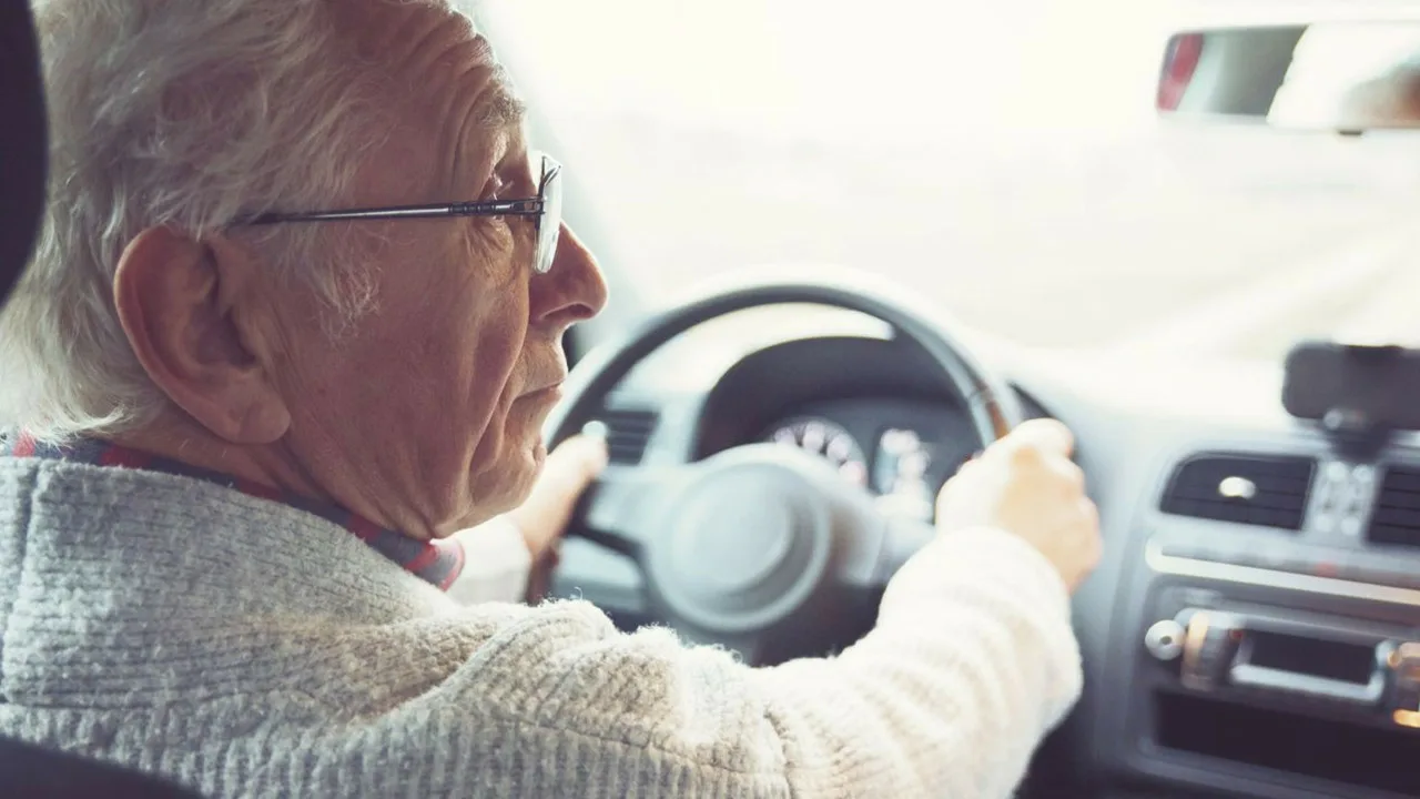 Yli 65-vuotiaille myönnettävien ajokorttien myöntäminen on peruutettu: he eivät voi enää uusia ajokorttiaan, jos eivät täytä tätä vaatimusta.