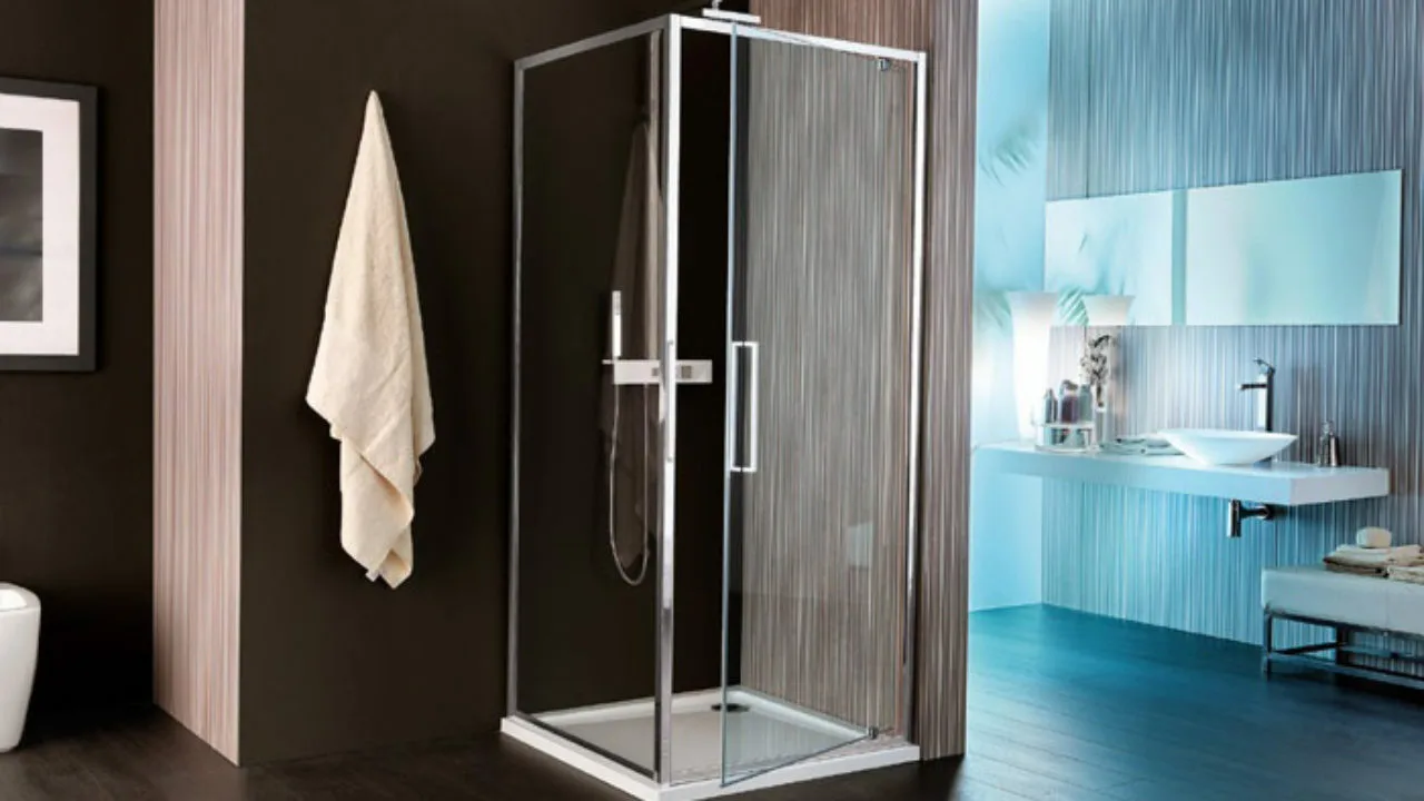 Suihkukaapit ilman suihkualtaita: yksinkertaisin vaihtoehto suihkuseinälle, joka mahdollistaa kylpyhuoneen tilan mahdollisimman tehokkaan hyödyntämisen.