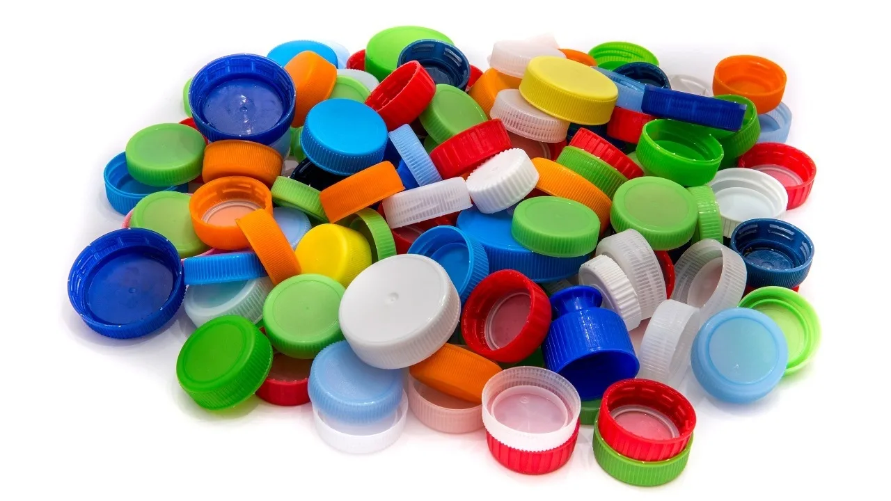 En enää heitä muovipullojen korkkeja pois – näin käytän niitä keittiössä