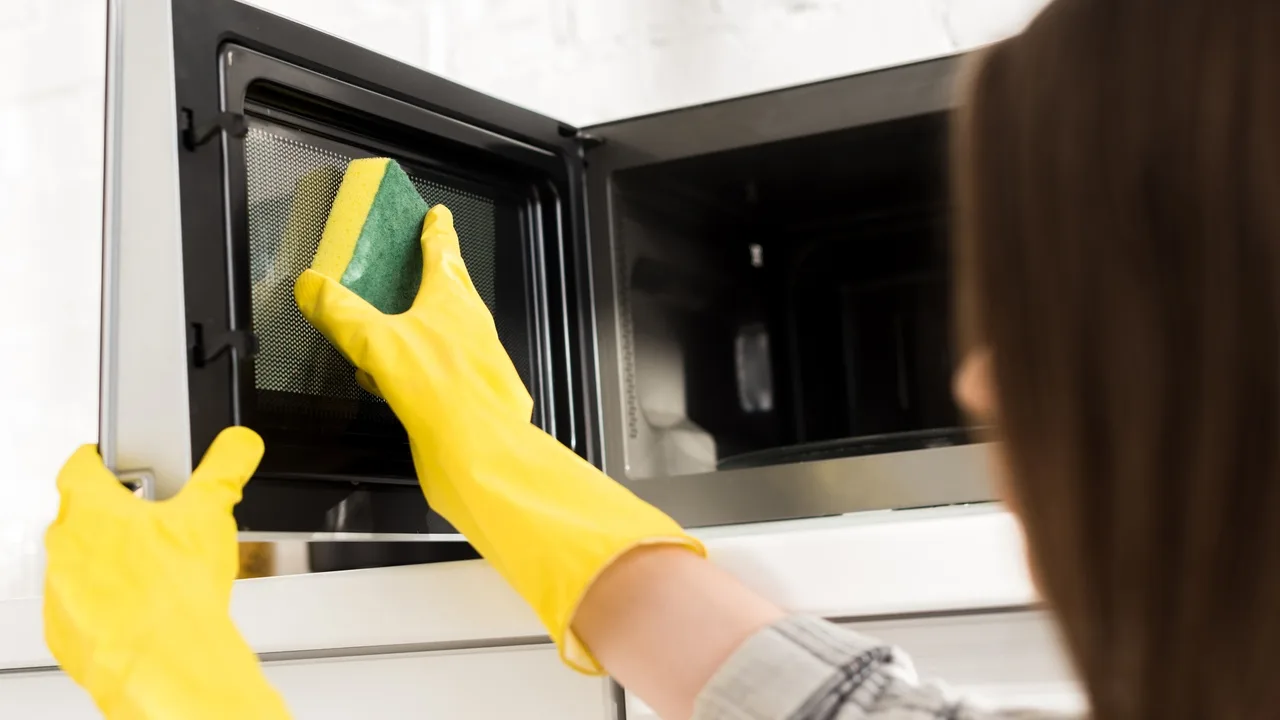 Luotettava tapa puhdistaa mikroaaltouunin sisäosa ja pitää se täydellisessä kunnossa.