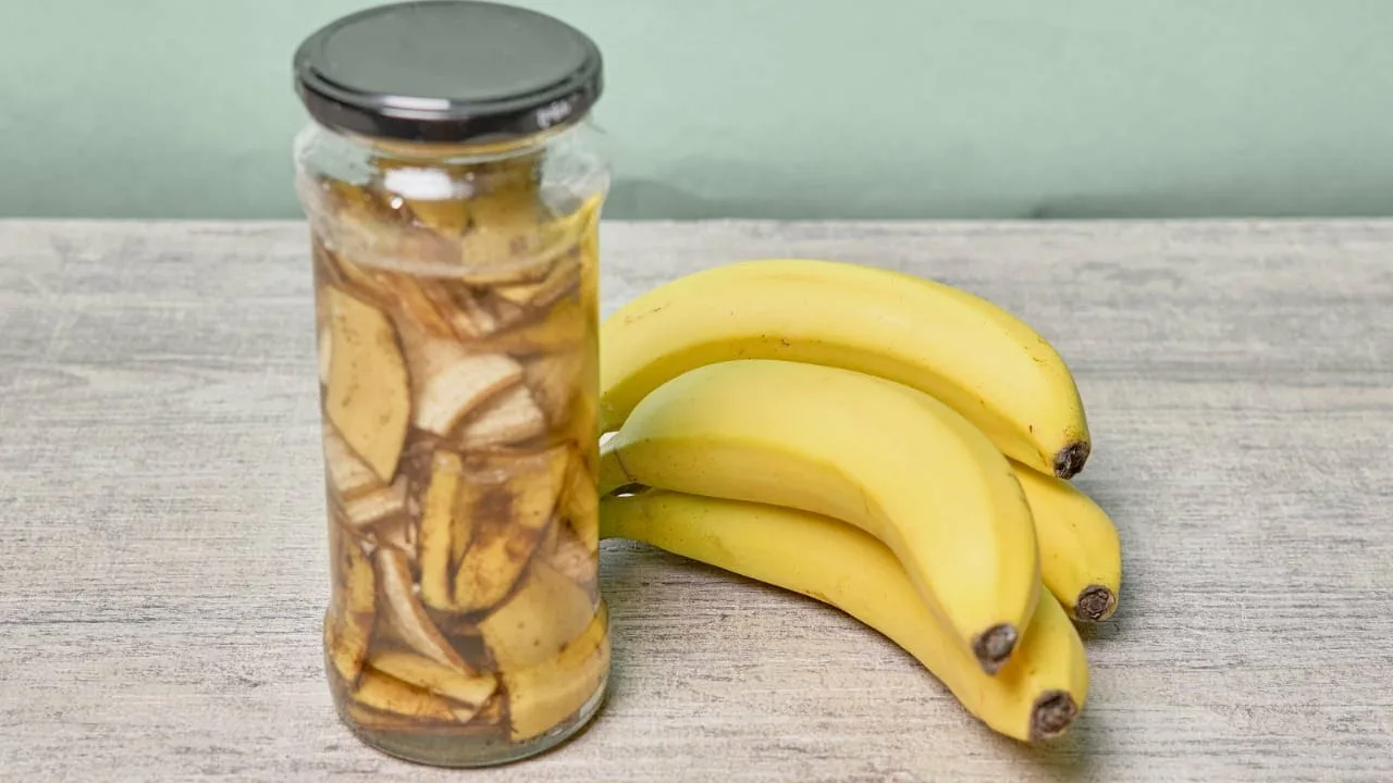 Banaaninkuoren ja veden sekoittaminen purkissa: miksi se on tarpeen ja miksi sitä suositellaan?
