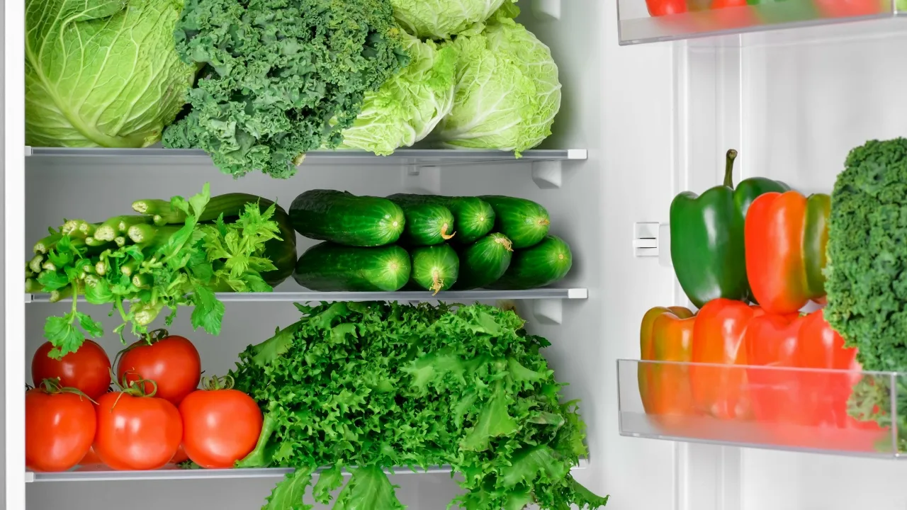 Tomaattien säilyttäminen jääkaapissa: miksi sitä ei suositella ja mihin kannattaa kiinnittää huomiota.