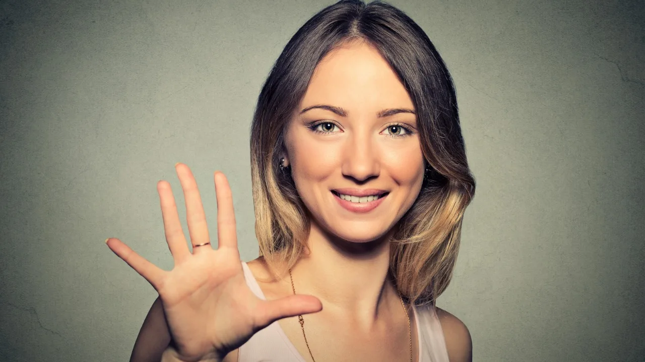 Mitä tarkoittaa kämmenten näyttäminen keskustelun aikana? Psykologia tarjoaa selityksen.