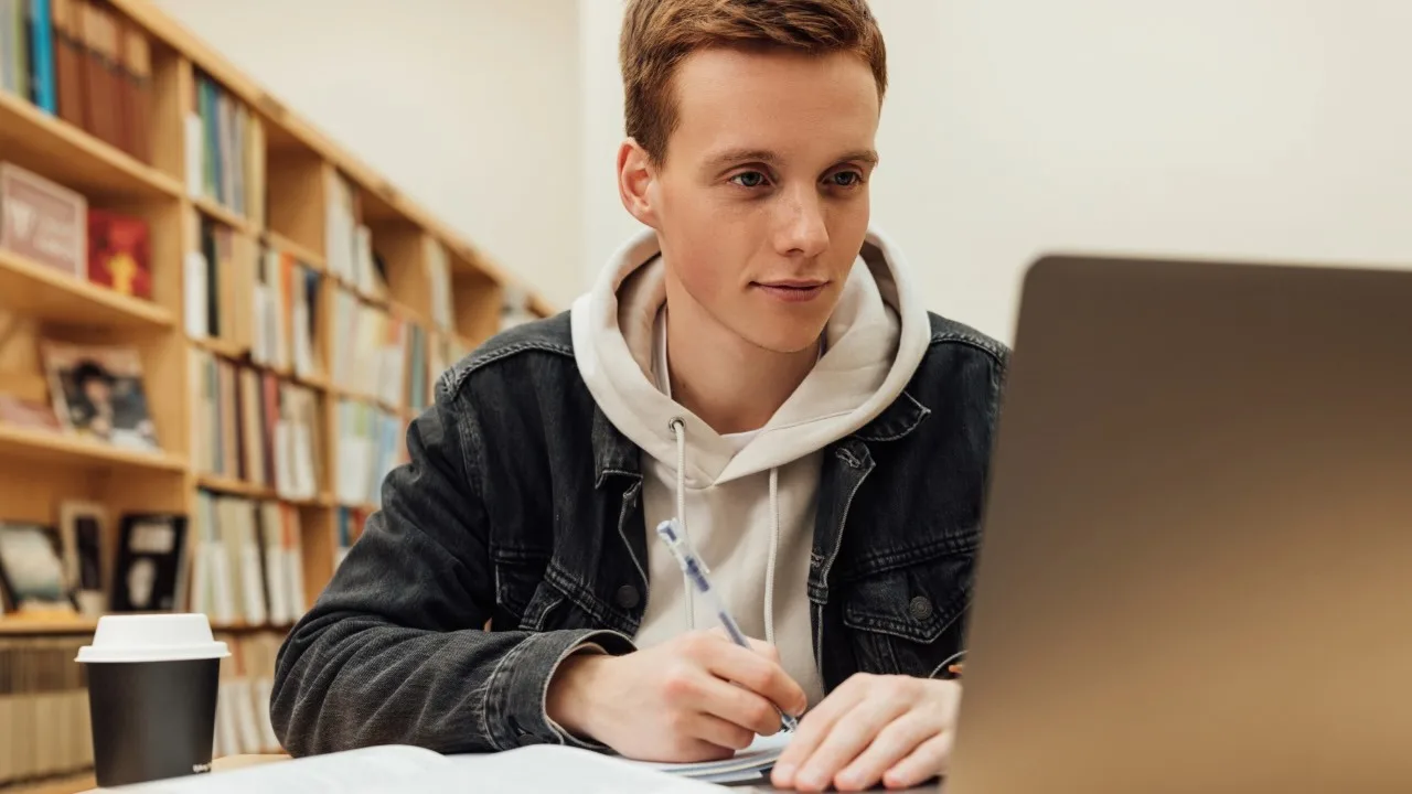 Kotona työskentely ja mielenterveys: psykologin mukaan neljä syytä, miksi jotkut ihmiset selviävät kotona työskentelystä huonommin.