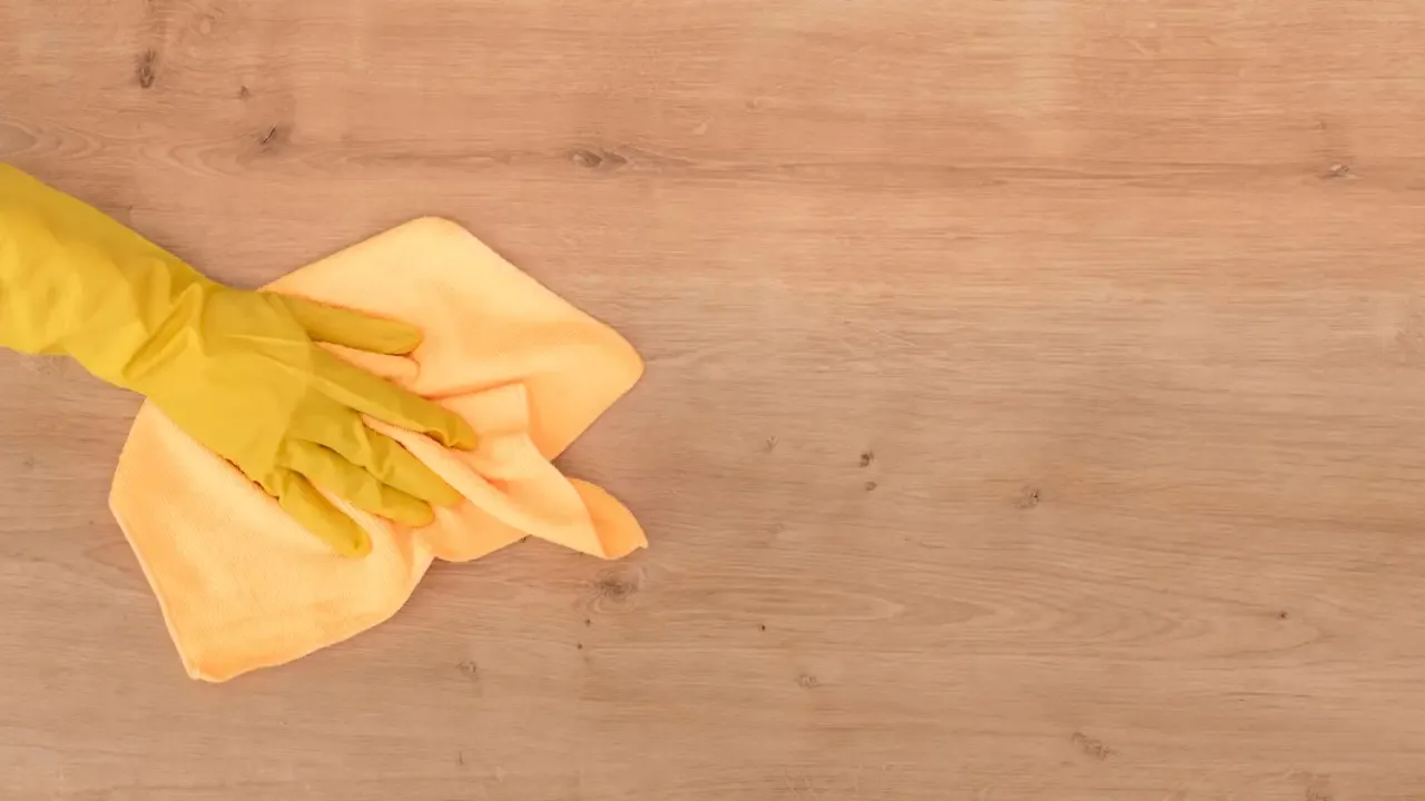 Kuinka pitää huonekalut parhaassa kunnossa ja kuinka puhdistaa puupinnat, jotta ne pysyvät kiiltävänä pitkään.