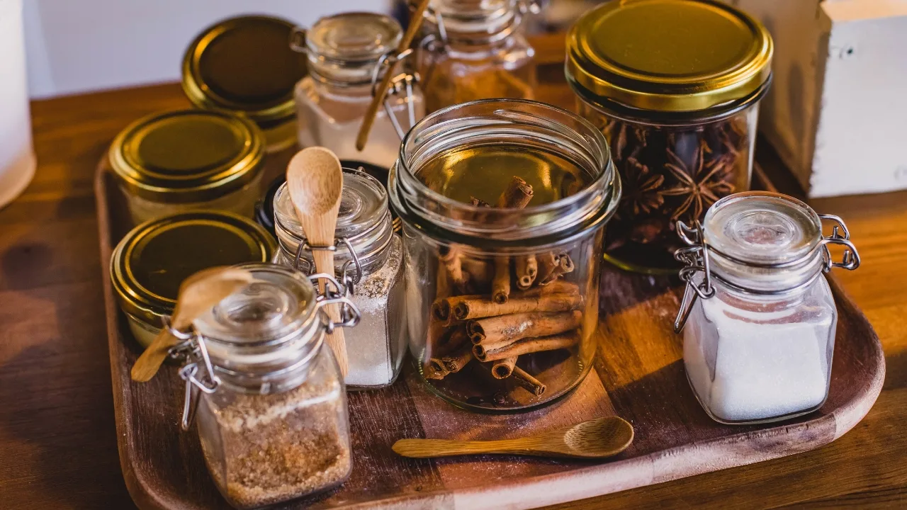 Linssien ja kanelin säilyttäminen purkissa kotona: miksi se on tarpeen ja mihin se laitetaan.
