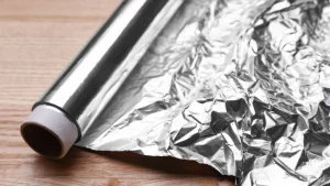 Alumiinifolio ikkunoiden kiskoissa: miksi se on tarpeen ja miksi sitä suositellaan.