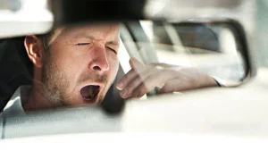 Uneliaisuus ratissa: oireet ja 10 asiantuntijan vinkkiä hyvän yöunen varmistamiseksi ennen matkaa.