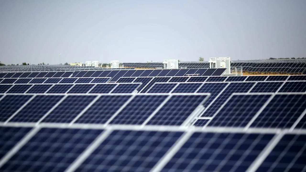 Tämä maa tarvitsee akkuja: kuinka seitsemänkertaistaa aurinkosähköjärjestelmien energianvarastointikapasiteetti vuoteen 2030 mennessä.