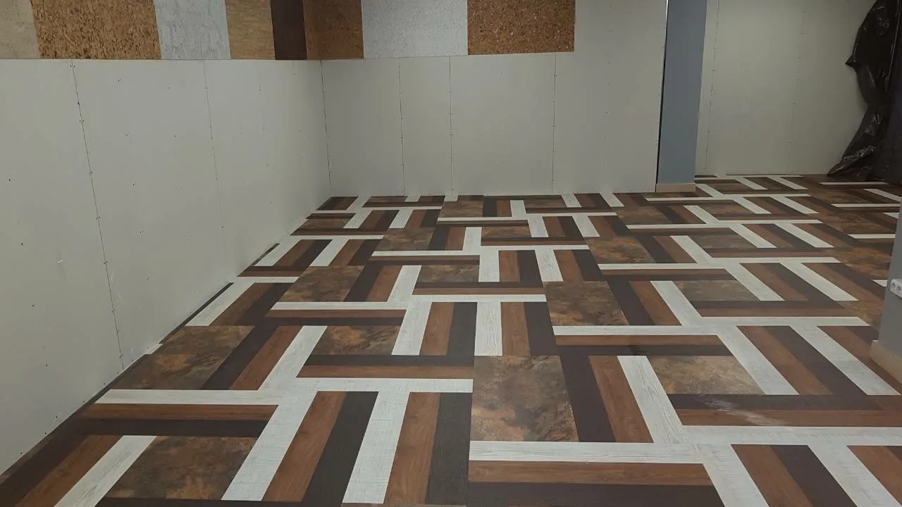 Hyvästi, kelluvat lattiat: eurooppalainen trendi, joka muuttaa kodin sisustuksen.