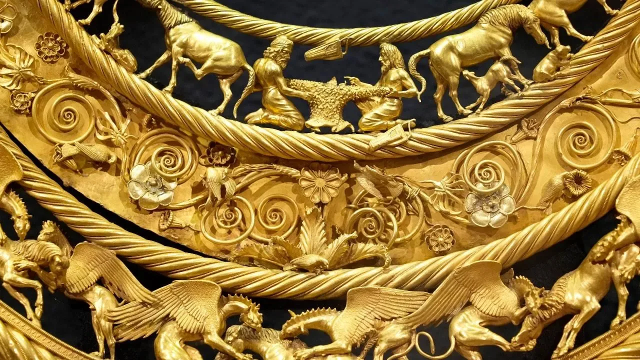 Kaksi pientä mykeneläistä myöhäisbronzikauden kulta-esineitä, jotka löydettiin haudoista Kreikan saarella, on koristeltu Pohjois-Euroopan aurinkosymboleilla.