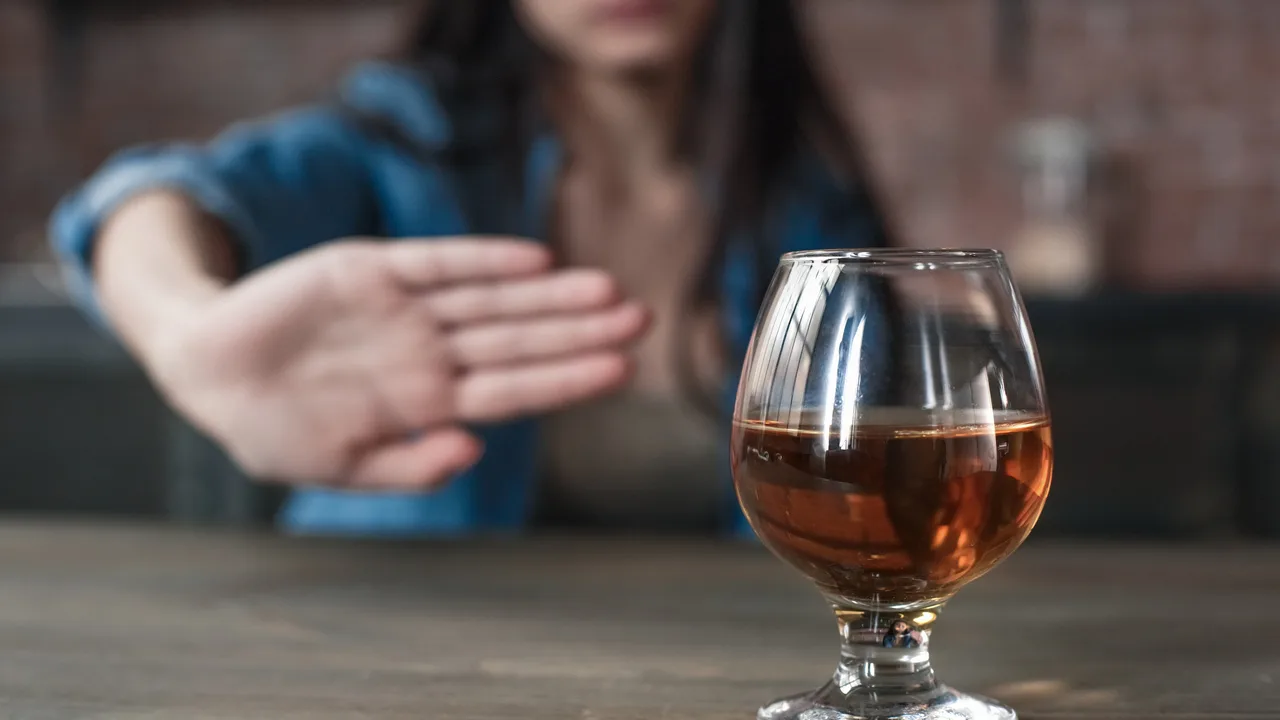 Neurologi ja neuropsykiatri kognitiivisten toimintojen heikkenemisestä: ”Suosittelen yli 65-vuotiaille potilaille, että he lopettaisivat alkoholin käytön kokonaan ja pysyvästi.”