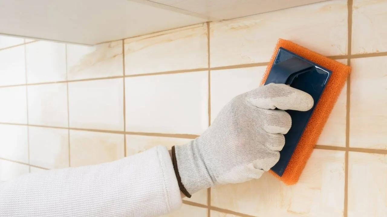 Laattojen saumausaine muuttuu valkoiseksi ja kiiltäväksi, kuten ensimmäisellä kerralla: puhdistusaine, joka tekee siitä hetkessä täysin puhtaan.