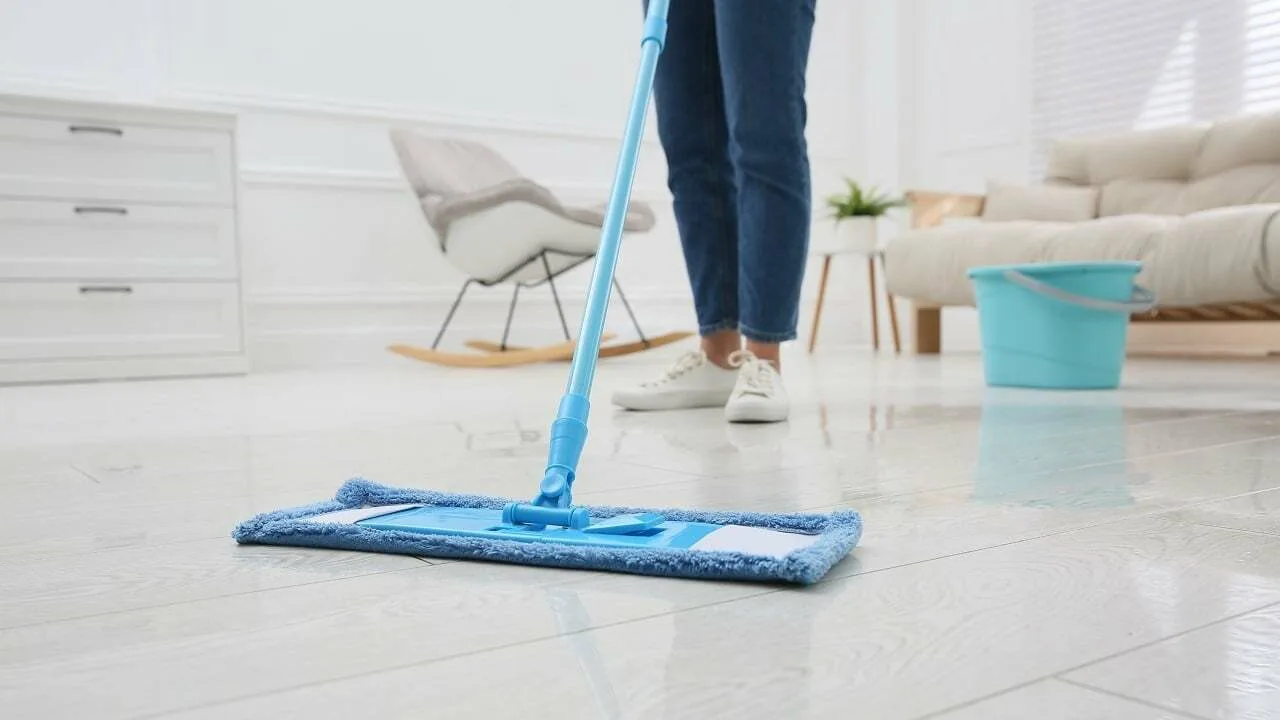 Puhtaat ja kiiltävät parkettilattiat, kuin uudet: kaada pesuainetta lattianpesuämpäriin niin, että se heijastaa valoa yhdellä kerralla.