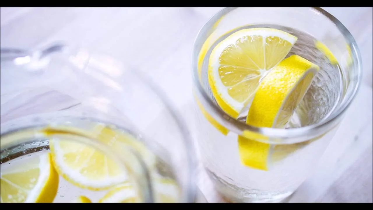 Mikä on luudan suihkuttamisen tarkoituksena sitruunan ja veden seoksella?