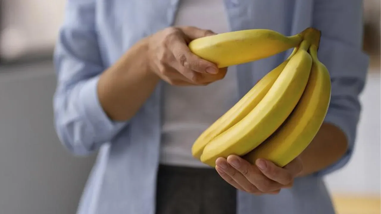 Miksi banaanit on pestävä ennen kuorimista: tässä on muutamia vinkkejä, kuinka estää piikkien muodostuminen ja säilyttää banaanien tuoreus pidempään.