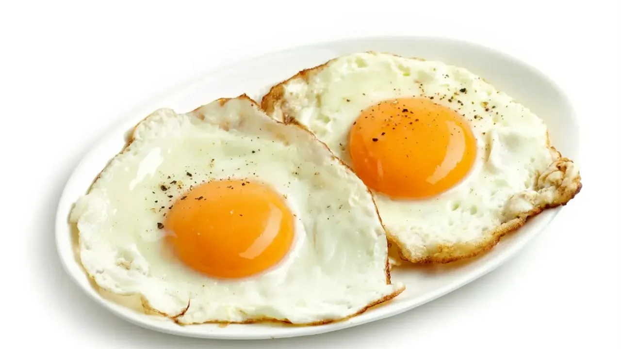 Miksi on suositeltavaa lisätä etikkaa pannulle munia paistaessa ja mikä on sen tarkoitus?