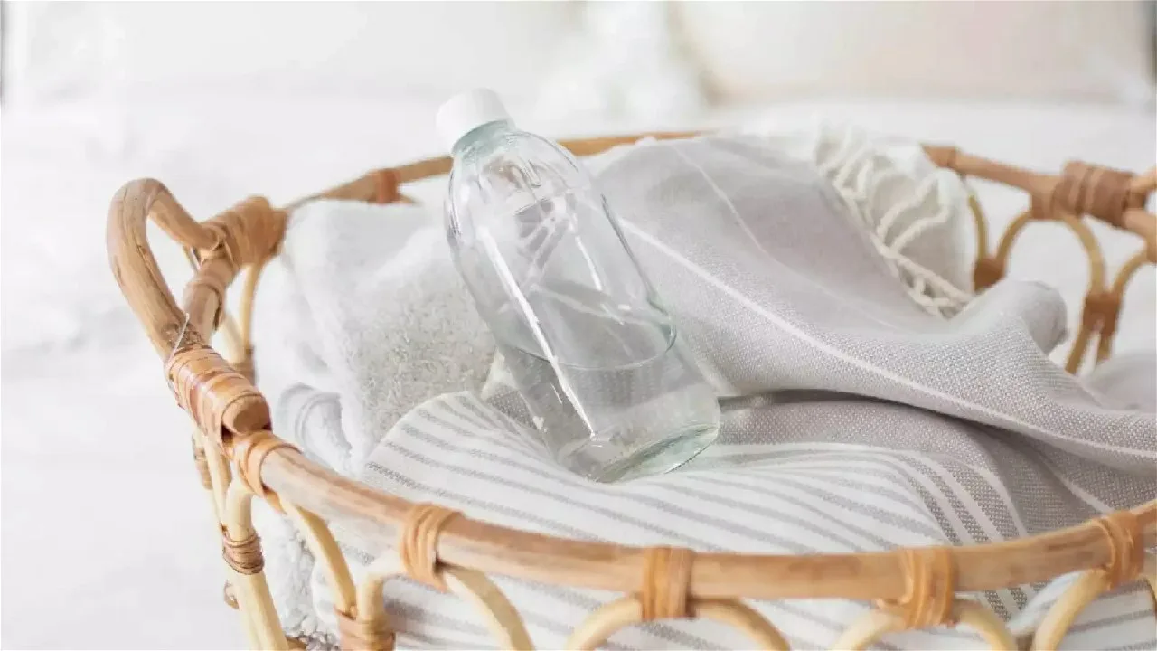 Etikan suihkuttaminen vaatteille ennen pesua: miksi se on tarpeen ja miksi sitä suositellaan.