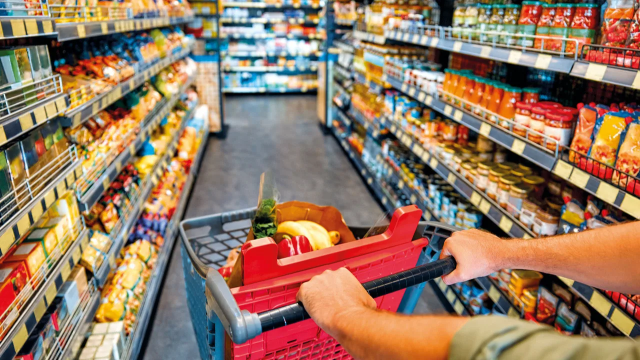 Kaksi tunnettua supermarkettia sai sakot elintarviketurvallisuutta vaarantavista rikkomuksista.