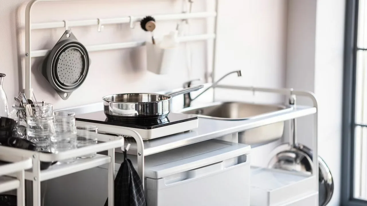 Sisustussuunnittelija: ”Ihanteellinen keittiö eläkeläisille on varustettava korkealla sijoitelluilla kodinkoneilla, jotta ei tarvitse kumartua.”