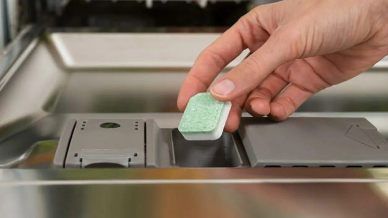 Kuinka varmistaa astianpesukoneen häiriötön toiminta joulun aikana: rasvan ja epämiellyttävien hajujen poistaminen.