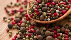 Nimestään huolimatta tämä ei ole lainkaan pippuria. Sen maku on kukkainen ja sitruksinen, ja sitä voi lisätä liharuokiin ja jälkiruokiin.