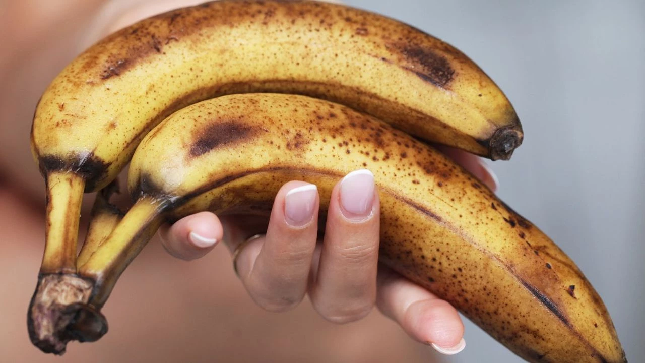 Voiko banaanin ruskeaa osaa syödä vai onko se parempi heittää pois? Mitä tiede sanoo.