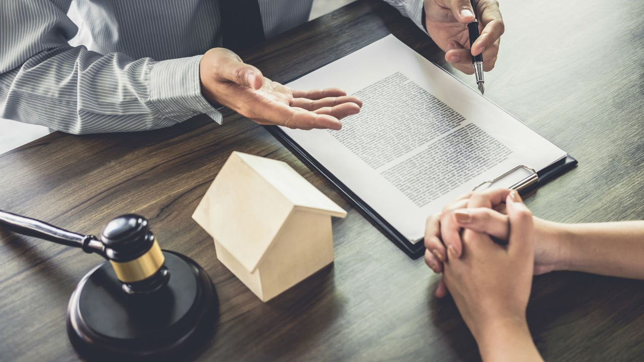 Perintölaki on kumottu: testamentit on mitätöity ja puolisot ovat pääperillisiä.