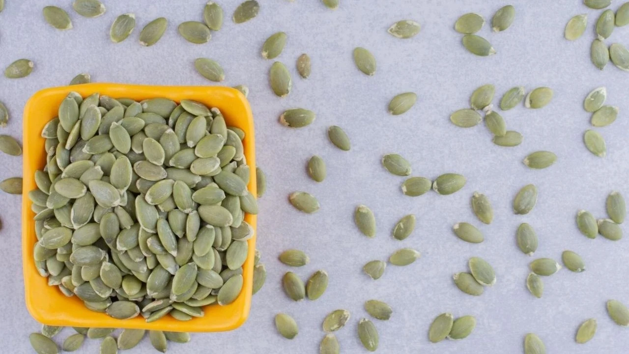 Jos sinulla on kotona kurpitsansiemeniä, sinulla on käsissäsi todellinen aarre: miksi ja miten niitä voi käyttää uudelleen?