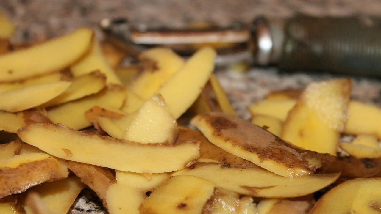 Perunan kuorimien liottaminen: miksi se on suositeltavaa ja miksi se on tarpeen.