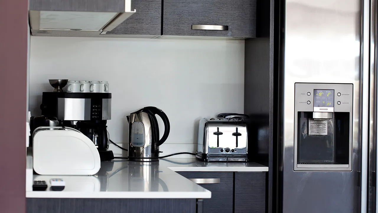 Sisustussuunnittelija: ”Ihanteellinen keittiö eläkeläisille on varustettava korkealla sijoitelluilla kodinkoneilla, jotta ei tarvitse kumartua.”