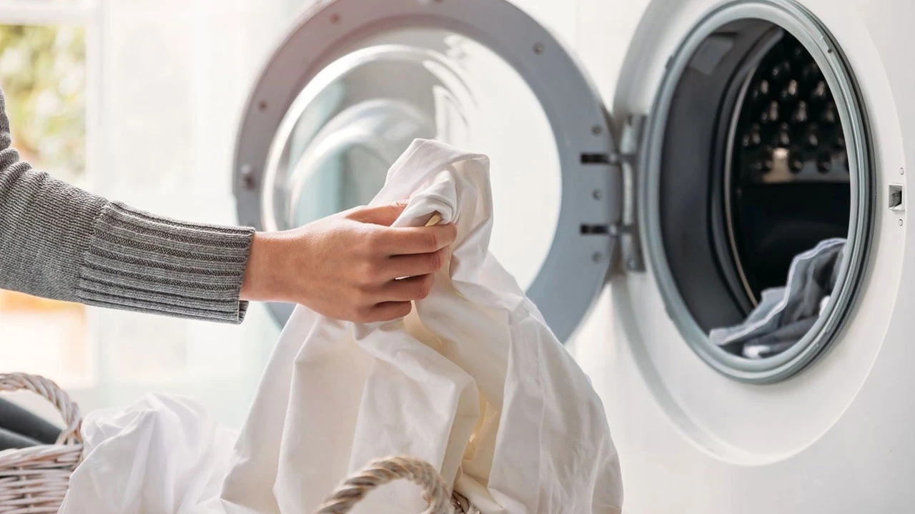 Milloin pesukonetta kannattaa käyttää sähkönkulutuksen säästämiseksi: aikataulut ja hyödyllisiä vinkkejä.