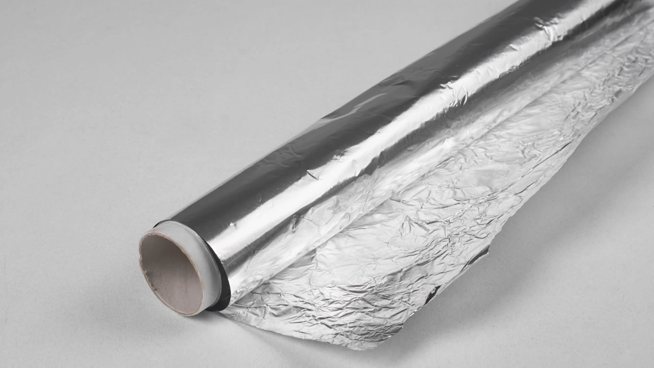 Alumiinifolio ikkunoiden kiskoissa: miksi se on tarpeen ja miksi sitä suositellaan.