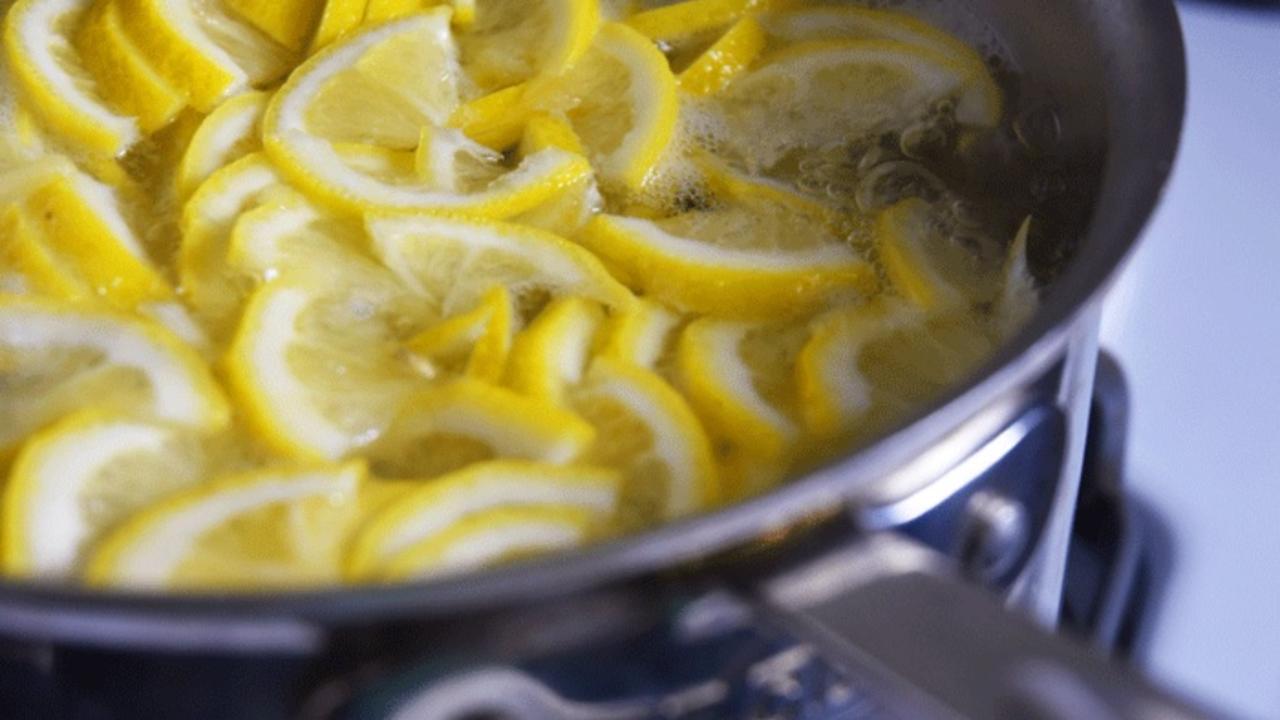 Sitruunankuoren keittäminen keittiössä: miksi se on suositeltavaa ja miten sitä käytetään.