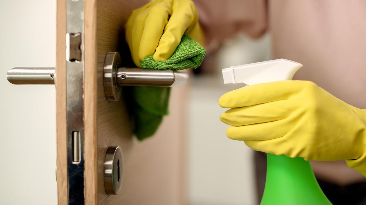 Etikan suihkuttaminen ovenkahvoihin kotona: miksi se on tarpeen ja miksi se on suositeltavaa.