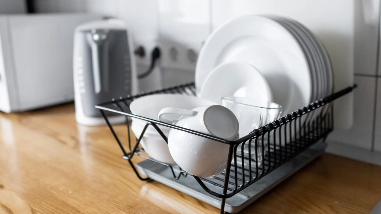 Hyvästi, perinteinen astiankuivain: uusi vaihtoehto vuodelle 2026, joka vapauttaa tilaa ja auttaa järjestämään keittiön tilan.