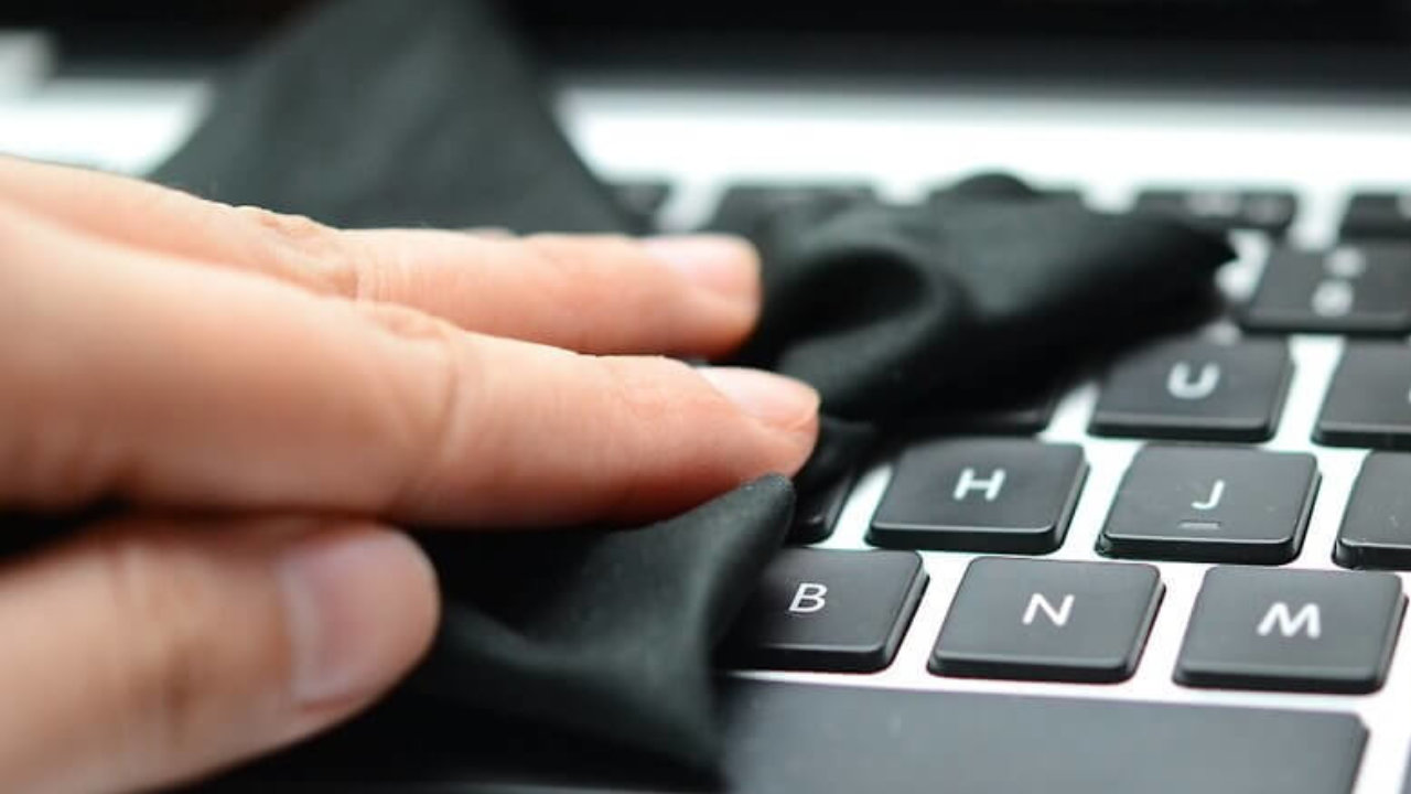 Helppo tapa puhdistaa tietokoneen näppäimistö tarran tai meikkisiveltimen avulla.