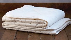 Älä heitä niitä pois: miten voit käyttää enää tarpeettomia peittoja ja lakanoita kodin sisustuksessa.