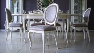 Hyvästi, klassiset tuolit: eurooppalainen trendi, joka valloittaa sisustussuunnittelun vuonna 2026.